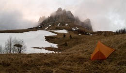 Маленькая палатка у Большого Тхача / Как тучки устраиваются на ночлег