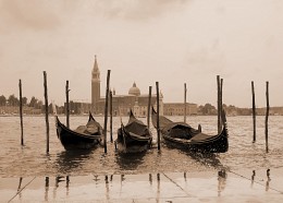 Гондолы / Вид с набережной Венеции