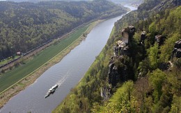 Эльба в Саксонии. / [img]http://rasfokus.ru/upload/comments/138606f28813239d0dbf7ffb7c4750bf.jpg[/img]Не менее притягательной для туристов является Эльба, проложившая свой извилистый путь через Саксонскую Швейцарию. Колесные пароходы, которые курсируют по реке и по сей день, доставляют гостей ко многим достопримечательностям.[img]http://rasfokus.ru/upload/comments/f2199344ecc63ae0cfa503c8316d6ce0.jpg[/img]Красоты Бастая.[img]http://rasfokus.ru/upload/comments/868ac3f8152628c13b2a78246a3546f9.jpg[/img]Чудо Бастая.