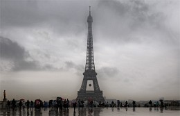 В Париже дождь / Площадь Трокадеро
