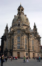 Фра́уэнкирхе. / Фра́уэнкирхе (нем. Frauenkirche — «церковь Богородицы») — церковь в Дрездене, одна из наиболее значительных лютеранских церквей города. Сооружена в стиле барокко по указанию саксонского курфюрста и короля Польши Августа Сильного в 1726—1743 годах.Дрезден Бавария-Германия апрель 2015г[img]http://rasfokus.ru/upload/comments/485fc539ff49ed1ed1a6c00d72b40ab1.jpg[/img]Фрауэнкирхе - церковь Богородицы - является одним из красивейших соборов Германии. Она находится в центре Дрездена и представляет собой символ потерь и боли немецкого народа.