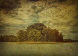 Перед грозой / Остров в озере перед бурей