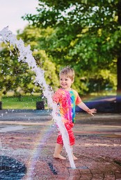 Детские радости / Малыш балуется с водой в фонтане