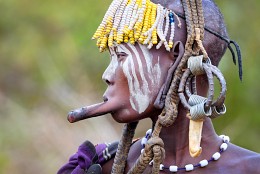 Эти странные Мурси... / Племя Мурси, проживающее в долине реки Омо в Эфиопии известно благодаря традиции вставлять керамическую или деревянную тарелку в растянутую губу у женщин. Для своих впечатляющих головных уборов женщины часто используют любые подручные материалы..