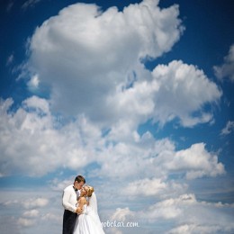 Couple in heaven / #sobokar #bride #love #art #fashion 
#weddingphoto #weddingphotography #weddingphotographer #wedding #cвадебныйфотограф #bride #weddingdress #lovestory #story #happy #fellings