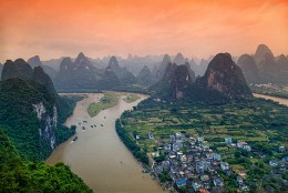 Карстовые скалы и река Ли / Район Гуйлинь-Яншо в провинции Гуанси в Китае известен на весь мир своими живописными ландшафтами, образованными тысячами причудливых карстовых скал и протекающими реками, самая большая и известная из которых река Ли. Фото снято с помощью оранжевого градиентного фильтра.