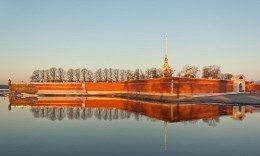 Утренние купания у Петропавловской крепости / Питер. апрель. раннее утро...