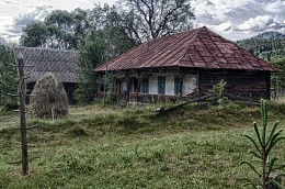 Бойківська хата / По словам сельчан, этот дом построен в 1912 году. Сейчас там никто не живет, но хозяин собирается восстанавливать. Львовская обл. с. Коростев.
HDR