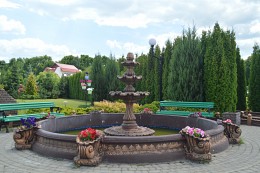 фонтан. / фото сделано днем в парке.