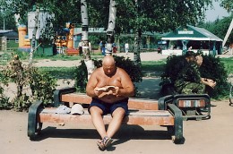Утомленные солнцем / человек в парке на скамейке