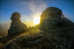 Вдыхая холодный воздух / Крым, горы, рассвет, камни