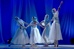 Три цвета: Синий / выступление балетной группы