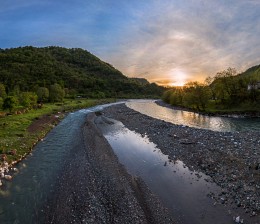 Солнечная радуга над рекой. / Абхазия, реке Аалдзга, окрестность Ткварчели. Начало мая, 2015.