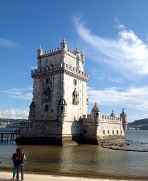 Три цвета: Белый / Беленская башня (порт. Torre de Belém — «башня Вифлеема») — укреплённое сооружение (форт) на острове в реке Тежу в одноимённом районе Лиссабона, является одним из символов Португалии. Построена в 1515—1521 годах Франсишку ди Аррудой в честь открытия Васко да Гама морского пути в Индию и служила поочерёдно небольшой оборонительной крепостью, пороховым складом, тюрьмой и таможней.
Четырёхэтажное сооружение высотой 35 метров является образцом мануэлинского архитектурного стиля, характерного для Португалии эпохи Возрождения, однако почти утраченного ныне. В XIX веке памятник стал объектом интереса и гордости португальских романтиков, была произведена капитальная реставрация. В 1983 году башня и близлежащий монастырь иеронимитов Жиронимуш были объявлены ЮНЕСКО памятниками Всемирного культурного наследия. В настоящее время башня открыта для посещения.