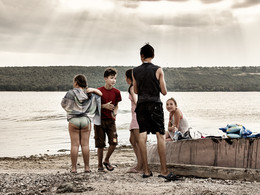 Отношения / Село Кочиеры на пляже реки Днестр, Молдова 2015