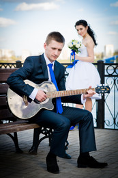 &nbsp; / Свадьба, портрет жениха с гитарой
