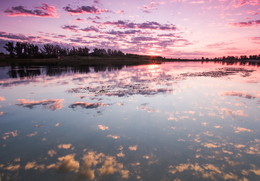 Небо под ногами / Ранним безветренным утром по зеркальной глади вод плывут самые настоящие облака.rnРека Ахтуба, август 2015 г.