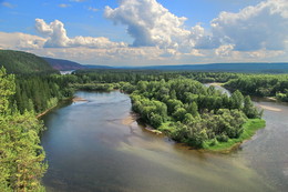 полдень на реке / Река дарит покой для души, 
Несёт вдаль она тихие воды, 
Рядом с ней нет следов суеты, 
Ощущение полной свободы, 
И рожденье прекрасной мечты