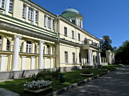 В Екатеринбурге / Усадьба Расторгуевых-Харитоновых построена почти 200 лет тому назад, в 1824 году.