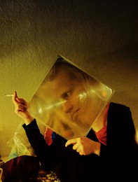 курильщица в кубе / портрет с увеличивающим стеклом и сигаретой