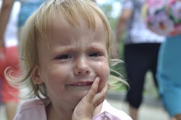Наша Тася громко плачет / Наша дочка Таисия 1,5 года, устала и плачет.