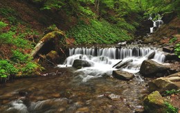 Водопад Шепот / Ши́пот (укр. Шипіт) — водопад в Межгорском районе Закарпатской области, примерно в 10 км от железнодорожной станции Воловец и в 6 км от села Пилипец.