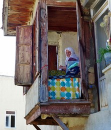 Пожилая турчанка в окне / Турция-2015