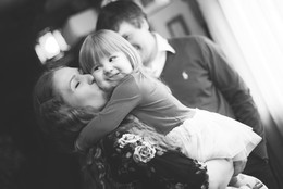 Детское счастье / Маленькая девочка обнимает свою маму в день своего рождения.