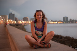 Девушка на берегу Атлантического океана / Фотография сделана в городе Гавана (Куба).