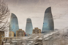 Не полная картина / Отражение комплекса &quot;Flame Tower&quot; в луже. Баку, 2015
