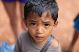 Продавец открыток / Камбожда. Мальчик продает наборы открыток.