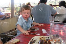 Ох и вкусно было! / Вдруг увидела,что ребёнок стал кушать торт прямо ртом из тарелки,хотя ложечка и вилочка были рядом.И вот результат!