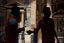 Посетители Пантеона / Туристы в Римском пантеоне. 12.05.2014