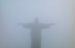 Световые галлюцинации / Статуя Христа Искупителя на горе Корковадо в тумане, Рио-де-Жанейро, Бразилия