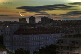 убывающая луна / вид из окна, город ночью, городской пейхаж