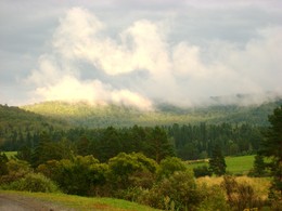 Облака над предгорьем / Дорога в горах, паужин, освещённые солнцем облака.