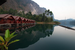Отель на воде / На озере Чеолан в Тайланде.