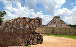 Пятничная лестница / Головная ягуара и Пирамида Кукулкан в Археологической зоне Чичен-Ица (Юкатан, Мексика)