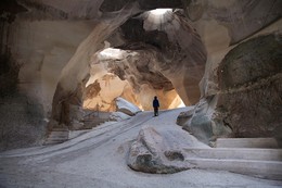 Пещеры Алладина / Бейт Гуврин можно смело назвать городом тысячи и одной пещер. Одна из них, Пещера номер 14-это комплекс пещер называемых Колокольные пещеры.
Их назвали так, потому что по форме они напоминают колокол, такие пещеры вырывали с целью добычи камня для строительства. Сверху таких пещер обычно небольшое отверствие, и чем глубже - тем больше такая пещера расширяется( до 25 метров в высоту). На стенах пещер найдены высеченные в толще породы несколько рисунков. Один из них символизирует крест, напоминающий крест тамплиеров. В пещерах так же очень хорошая акустика, и уже ни раз в них проводились концерты камерной музыки.