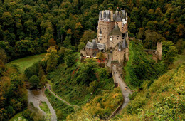 Замок Эльц (нем. Burg Eltz) / Замок Эльц (нем. Burg Eltz) — замок в земле Рейнланд-Пфальц близ Виршема в долине реки Эльцбах, отделяющей Майфельд от предгорьев Айфеля. Замок Эльц считается наряду с дворцом Бюрресхайм единственным сооружением в Айфеле, которое никогда не подвергалось захвату и не было разгромлено. Замок уцелел даже во время войн XVII и XVIII вв. и потрясений Французской революции.