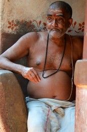 Индийский священник / Брахман - представитель высшей касты - в священном городе Гокарна (штат Карнатака, Индия)