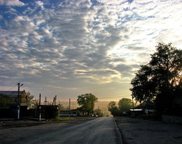 Раннее утро... / Рань.Освещены облака.Утренний луч скользит по дороге.