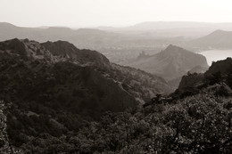 Доброе утро) / Вид на Генуэзскую крепость. Гора Сокол. Крым.