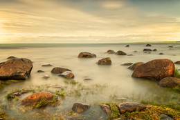 Камни в море / Камни в Балтийском море недалеко от острова Сааремаа