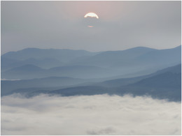 The sea of clouds, mountains and the sun / The sea of clouds, mountains and the sun