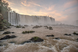 Утро над водопадом. / Водопад Фос-Ду-Игуасу. Бразилия.