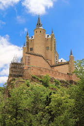 Замок Алькасар / Алькасар - один из самых узнаваемых дворцов испанских королей. Этот поистине величавый замок расположен на скале над слиянием рек Эресма и Кламорес. Замок виден из любой точки города и буквально поражает воображение. То он похож на сказочную обитель фей (именно с этого архитектурного памятника Уолт Дисней рисовал один из своих сказочных и прекрасных замков - замок Спящей Красавицы), то на корабль, несущийся на всех парусах, а то выглядит неприступной твердыней, ощетинившейся башнями и зубцами стен. Замок соединён с рекой и некоторыми городскими дворцами множеством подземных переходов.