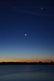 Парад планет / Малый парад планет над заливом Сожа возле Гомеля 10 октября 2015, около 6 часов утра. Над Луной находится Юпитер, немного выше Юпитера и чуть правее расположился Марс. В правом верхнем углу сияет Венера, выше ее и левее видна яркая звезда Регул созвездия Льва. Меркурий в виде едва заметной белой точки виден в нижнем левом углу снимка в области зари над кромкой деревьев.