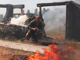 Противоположности / Белорусские десантники и в воде и в огне...