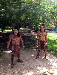 Индейцы майя в национальной одежде / Археологическая зона Эк Балам, Юкатан, Мексика
